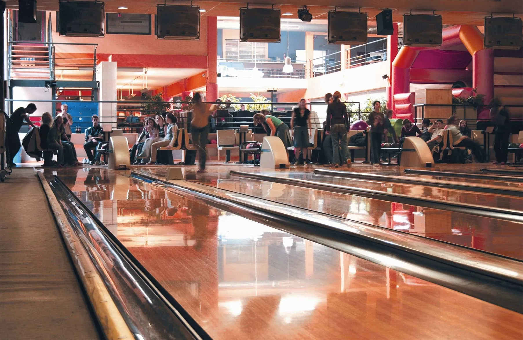 De bowlingbanen van Sportcentrum Deerlijk, met de bar en de zitruimte achteraan
